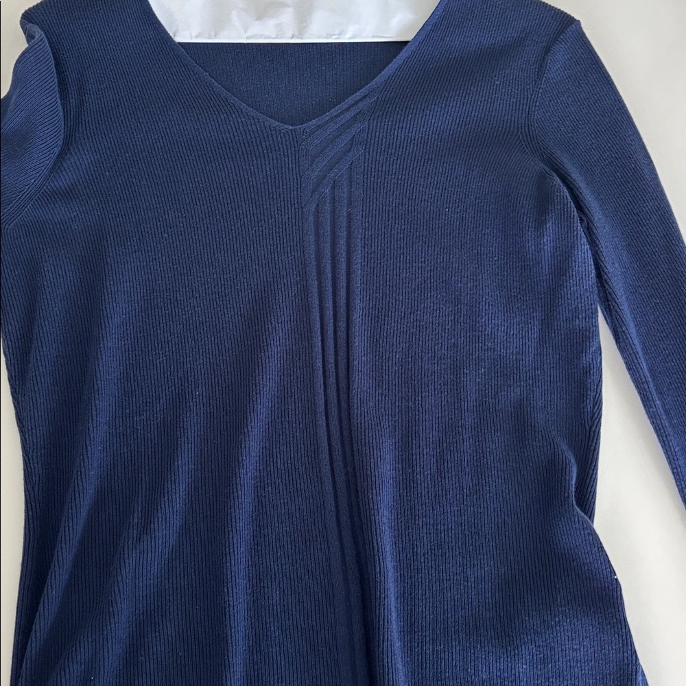 Cutter & Buck Navy V-Neck Golf Sweater Size S. Classic performance golf sweater.